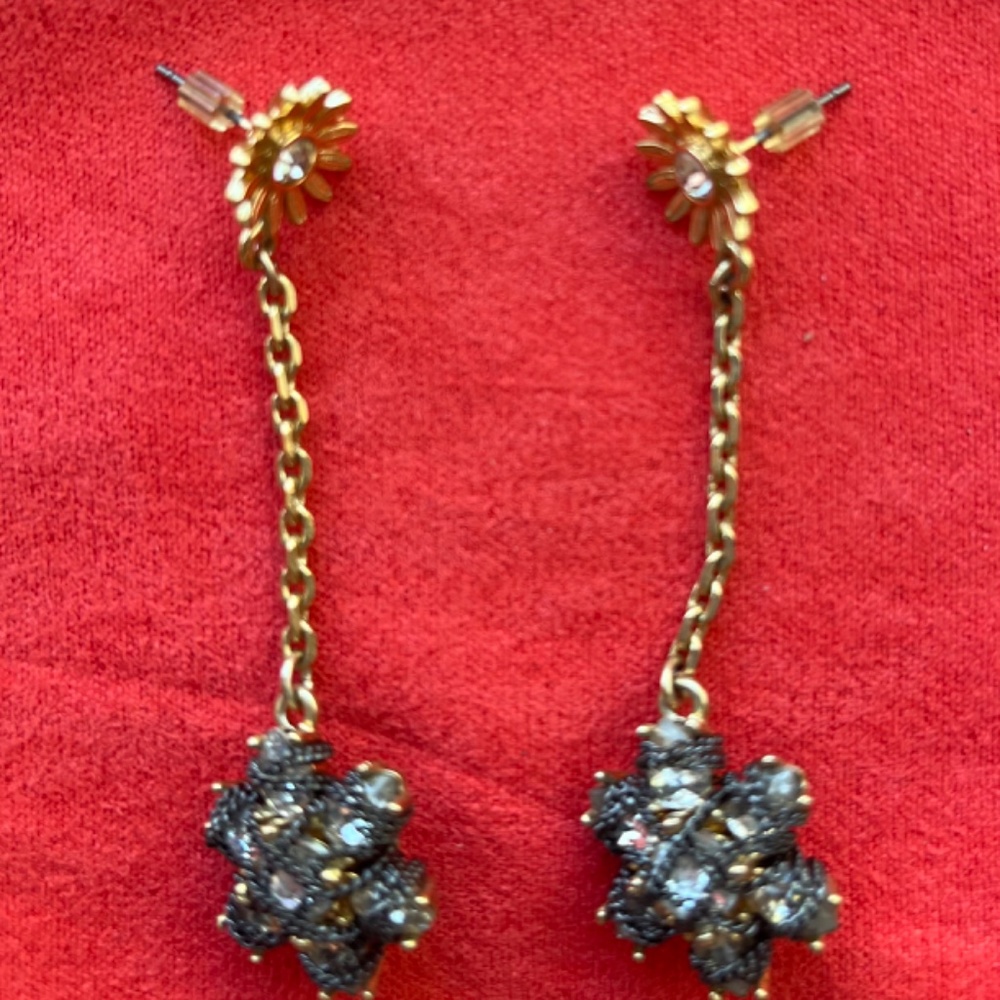 Long gold tone flower earrings with grey and clear crystals - Picture 2 of 2